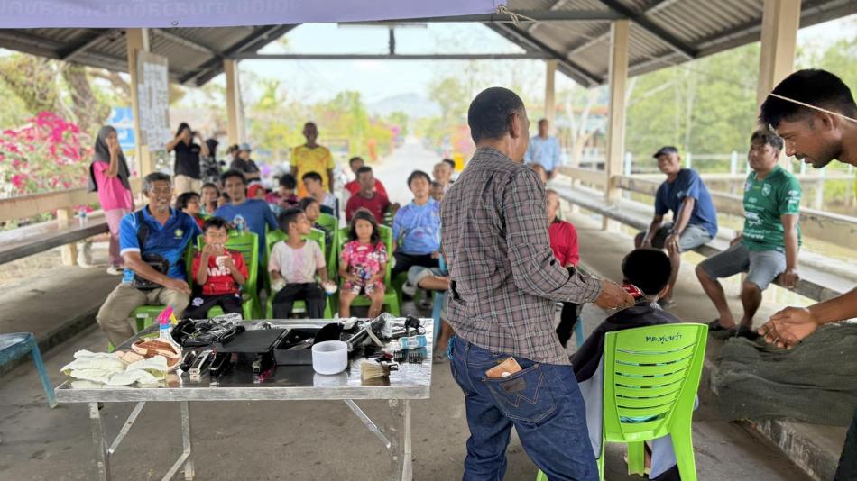 การตัดผม ชุมชนท่าเรือ และ ชุมชนสุไหงอุเป