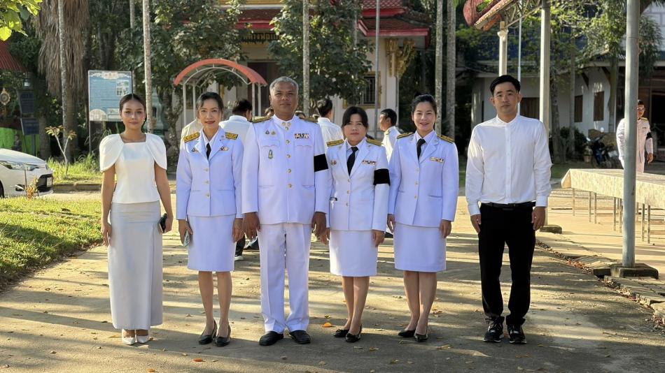 เทศบาลตำบลทุ่งหว้า ได้เข้าร่วมพิธีเจริญพระพุทธมนต์และทำบุญตักบาตรถวายพระราชกุศล เนื่องในวันคล้ายวันพระบรมราชสมภพ พระบาทสมเด็จพระบรมชนกาธิเบศร มหาภูมิพลอดุลยเดชมหาราช บรมนาถบพิตร “วันชาติ และวันพ่อแห่งชาติ”