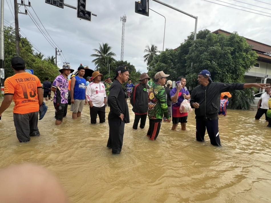  ลงพื้นที่เข้าช่วยเหลือประชาชน แจกอาหารและน้ำในเขตบ้านราวปลา ต.ทุ่งหว้า จ.สตูล