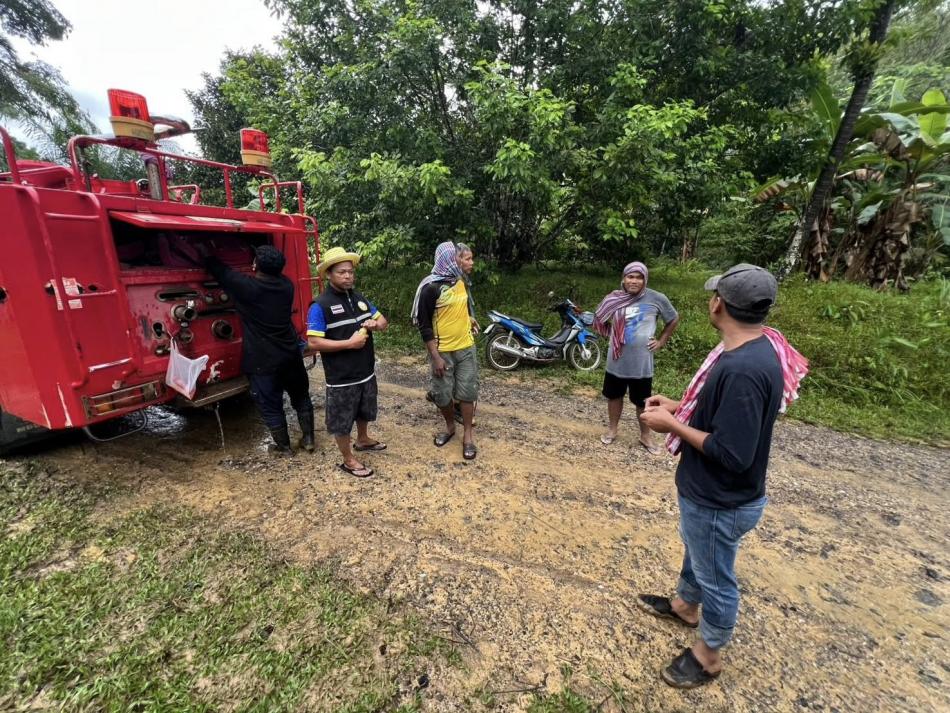 ลงพื้นที่เข้าช่วยเหลือในเขต อ.บ.ต.ทุ่งหว้า หมู่ที่ 9 บ้านราวปลา 