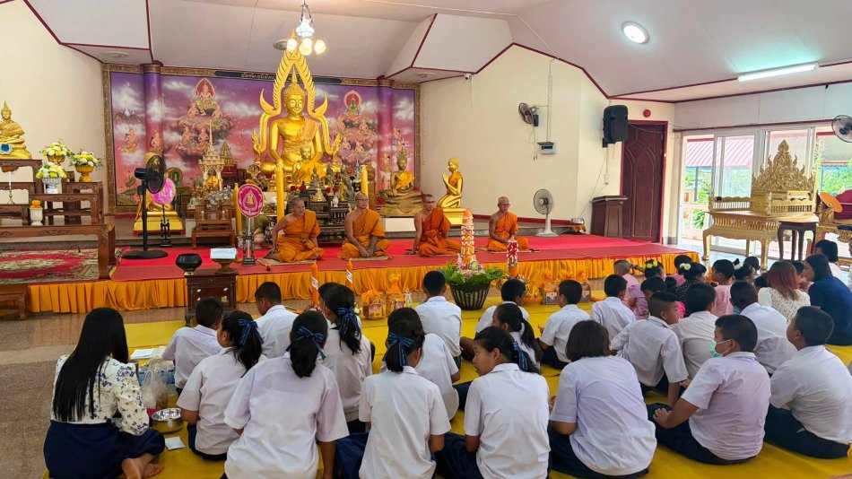 เทศบาลตำบลทุ่งหว้า ร่วมสืบสานประเพณีอันดีงามและปลูกฝังค่านิยมที่ดีทางพระพุทธศาสนาแก่เยาวชนรุ่นหลัง