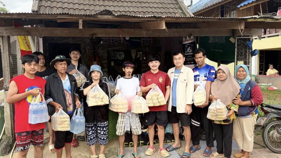 ส่งมอบข้าวและน้ำดื่ม ให้กับผู้ประสบอุทกภัย