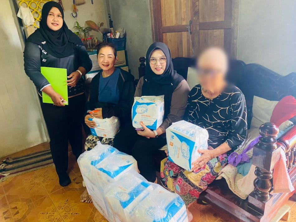  ลงพื้นที่มอบผ้าอ้อมผู้ใหญ่ ตามโครงการจัดการบริการดูแลระยะยาวด้านสาธารณสุขสำหรับผู้สูงอายุและผู้ที่มีภาวะพึ่งพิงของศูนย์พัฒนาคุณภาพชีวิตผู้สูงอายุและผู้ที่มีภาวะพึ่งพิง