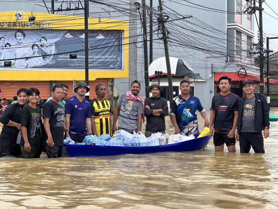 ลงพื้นที่เข้าช่วยเหลือประชาชน แจกอาหารและน้ำดื่มในเขตเทศบาลตำบลกำแพง อ.ละงู จ.สตูล 